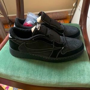 Travis Scott Jordan 1 low phantom